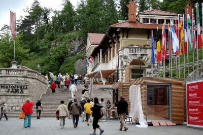 Der Eingangskomplex der Postojna-Grotte
