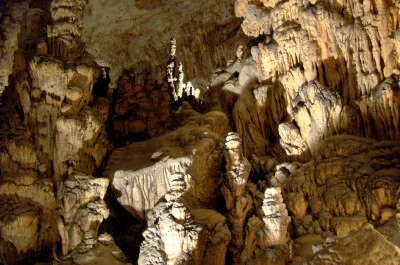 Ansammlung von Stalagmiten in einer großen Kammer in der Höhle