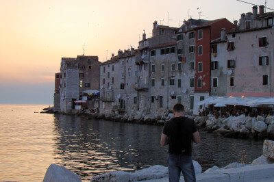 Abendliche Stimmung im Hafen von Rovinj mit Blick auf Häuserfront direkt am Wasser