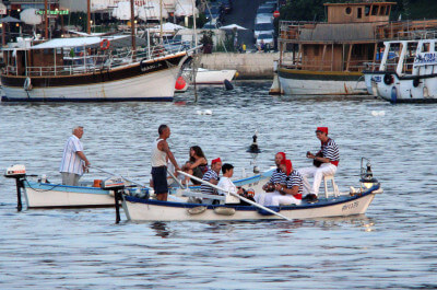 Zwei Boote mit Touristen fahren im Hafen von Rovinj