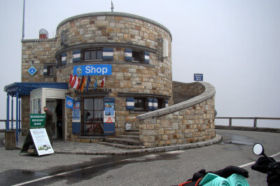 Rundes Steingebäude mit außenliegender Wendeltreppe als shop auf der Edelweißspitze