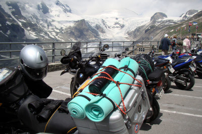 Schwer bepacktes Motorrad parkt und im Hintergrund der Gletscher am Großglockner