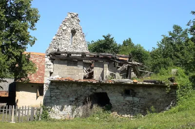 Kriegsfolgen sind immer noch zu sehen Durch Kriegsfolgen komplett zerstörtes Steinhaus