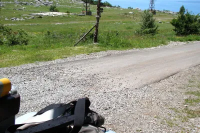Velebit-Gebirge Blick auf den unbefestigten Straßenbelag des Weges im Velebit-Gebirge