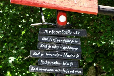 Wenn er schwingt - ist es windig. Schild mit klugen Sprüchen auf Holzbrettern