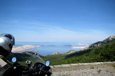 wir biegen hoch ins Velebitgebirge ab. Panoramablick auf das blaue Meer vom Velebitgebirge aus
