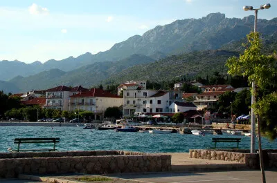 Starigrad beim Panklenica-Nationalpark des Velebitgebirges. Blick auf den Hafen mit Moole von Starigrad