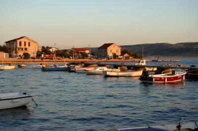 Starigrad beim Panklenica-Nationalpark des Velebitgebirges. Hafen mit Booten in Starigrad