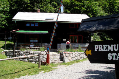 Holzhütte und Schranke am Eingang zum Nationalpark (Velebit-Gebirge)