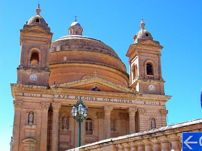 Blick auf die mächtige Kuppel mit zwei vorgelagerten Türmen der Kirche in Mgarr