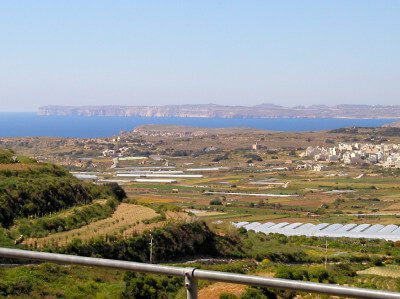 Panoramablick über die Landschaft mit Meerblick bei Mgarr