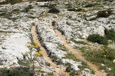 Clapham Junction. Eine rätselhafte Region auf Malta Zwei parallel verlaufende Spuren im Felsen bei Clapham Junction