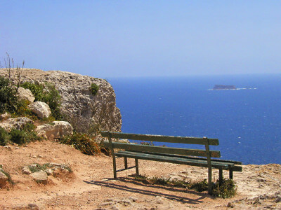 Grüne Bank auf Felsen mit Panoramablick über das blaue Meer bei den Dingli Cliffs