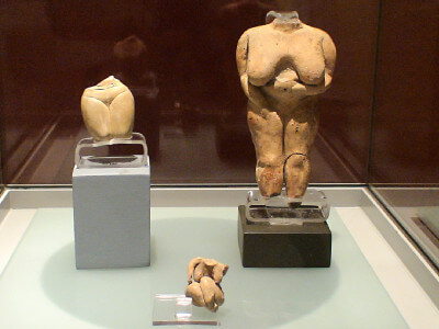 Die Venus von Malta in einer Glasvitrine aufbewahrt in der Tempelanlage Hagar Qim