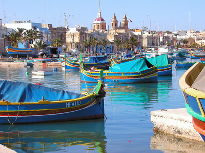 Blaue Fischerboote im Hafen von Marsaxlokk vor Anker