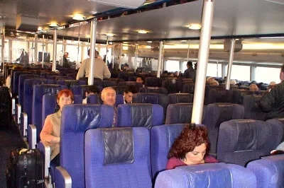 Fährüberfahrt Malta Innenraum mit blauen Sitzen der Speed-Fähre nach Malta