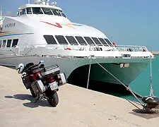 Speed-Fähre nach Malta Katamaran Speed-Fähre steht fest verzurrt im Hafen