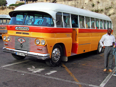 Typischer Bus von Malta in rot orange weiß lackiert
