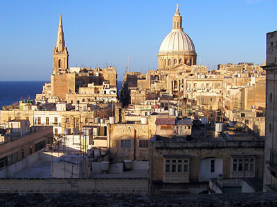 Blick bei strahlendem Sonnenschein über die Dächer von Valletta