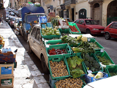 Auto mit gefüllen Gemüsekisten auf Straße in Valletta