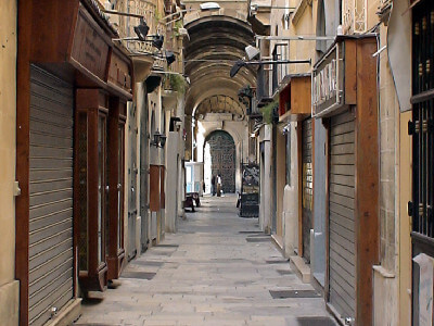 Gasse mit links und rechts geschlossenen Rollläden in Valleta