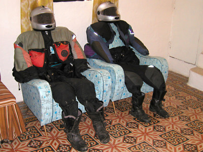 Motorradklamotten zu Puppen auf zwei Sessel trapiert im Guesthouse in Valletta