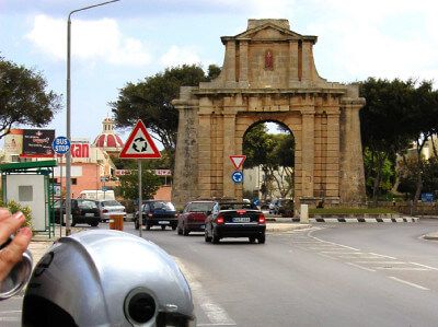 Kreisverkehr mit gemauertem Torbogen in Valletta