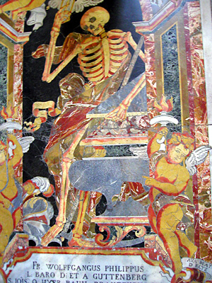Wandmalerei mit einem großen Skelett in der St. John's Co-Cathedral
