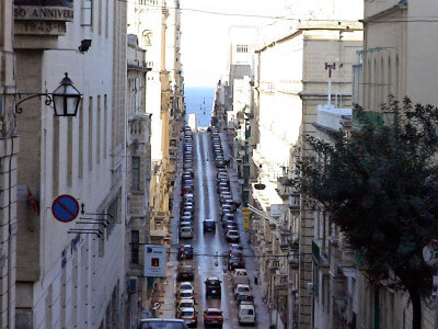 Blick aus dem Hotelfenster auf Straße mit vielen parkenden Autos in Valletta