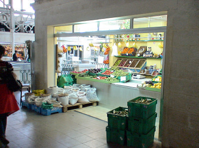 Gewürze und Gemüse in einem Laden im Suk in Valletta