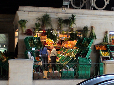 Gemüsestand mit Pflanzen im Suk in Valletta