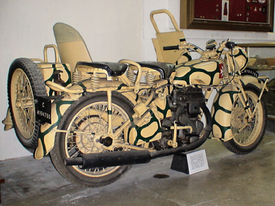 Ocker farbiges Motorradgespann aus dem Krieg mit schwarzen Streifen im Weltkriegsmuseum Valletta