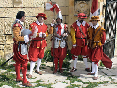 Rot organge gekleidete Wachen vor dem Weltkriegsmuseum in Valletta
