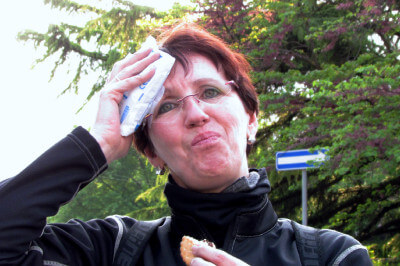 Frau hält sich nach Sturz Eispackung auf den Kopf