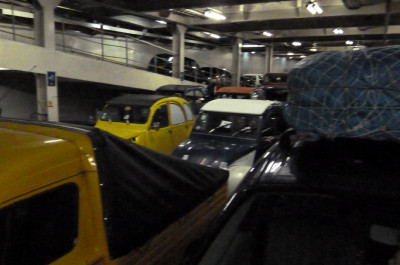Viele geparkte Autos im unteren Deck der Autofähre der GNV-Fähre