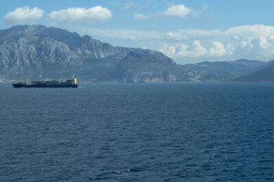 Tanker fährt auf dem Meer vor der Meerenge von Gibraltar