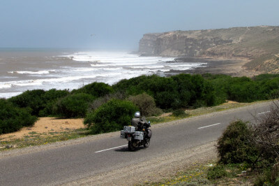 Motorrad fährt entlang der marokkanischen Atlantikküste