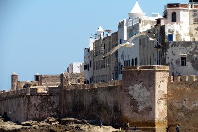 Außenansicht von Essaouira mit der Stadtmauer im Vordergrund