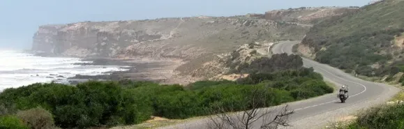 An der marokkanischen Atlantikküste Motorrad fährt auf der Küstenstraße der marokkanischen Atlantikküste