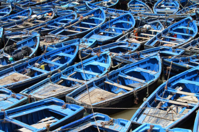 Hafen mit unzähligen kleinen blauen Ruderbooten ohne Platz dazwischen in Essaouira