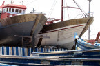 Große Fischerboote ankern im Hafen von Essaouira