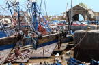 Wildes Treiben zwischen Booten im Hafen von Essaouira