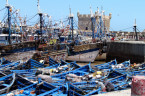 Viele Boote verschiedener Art liegen im Hafen von Essaouira vor Anker