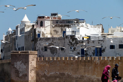 Außenansicht mit Stadtmauer und weißen Häusern von Essaouira