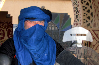 Mit blauem Tuch verschleierter Motorradfahrer in der Medina