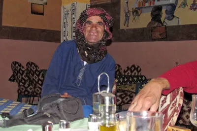 Ein älterer Berber, der im Hotel im Service angestellt ist, setzt sich zu uns und erzählt uns ein bisschen was aus seiner Familiengeschichte. Ein älterer Berber sitzt in einem lokal und erzählt seine Geschichten