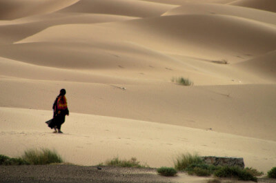 Beduine durchstreift die Wüste Erg Chebbi