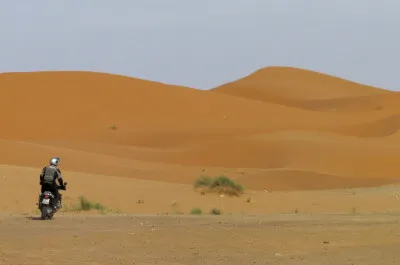 Sandeln mit der GS Motorradfahrer fährt zwischen den Dünen in der Erg Chebbi