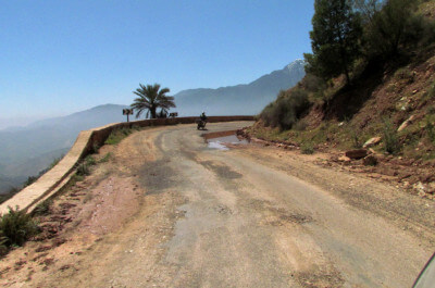 Unbefestigte Straße führ an Felswand vorbei auf den Tizi-n-test