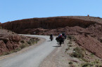 Esel und Motorradfahrer auf der unbefestigten Straße der Kasbahs